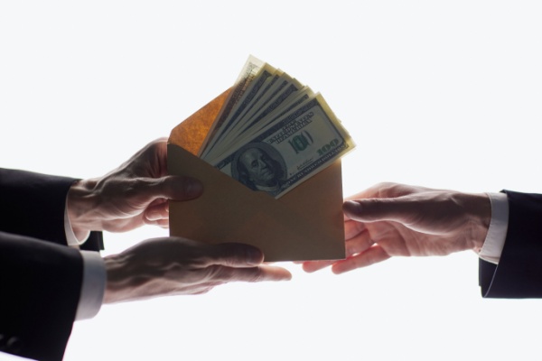 La saisie des rémunérations (ou « saisie sur salaires ») permet à un créancier de récupérer des sommes dues par un salarié par l’intermédiaire de l’employeur, qui peut procéder à une retenue sur la part saisissable de son salaire. Chaque année, cette part est revalorisée. Quels sont les montants en 2025 ?