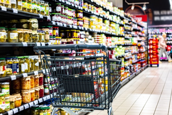 Après une suspension des travaux parlementaires en décembre 2024 due à la censure du Gouvernement, la proposition de loi visant à prolonger la dérogation d’usage des titres-restaurant pour tout achat alimentaire vient d’être prolongée jusqu’en 2026. Explications.