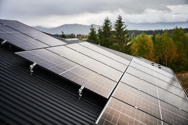 Pour rappel, certains bâtiments doivent intégrer des procédés de production d’énergies renouvelables ou des systèmes de végétalisation. Cependant, parce que ces projets ne sont pas toujours adaptés, il existe des exceptions, en particulier pour les installations classées pour la protection de l’environnement (ICPE) qui ont fait l’objet de précisions. Lesquelles ?