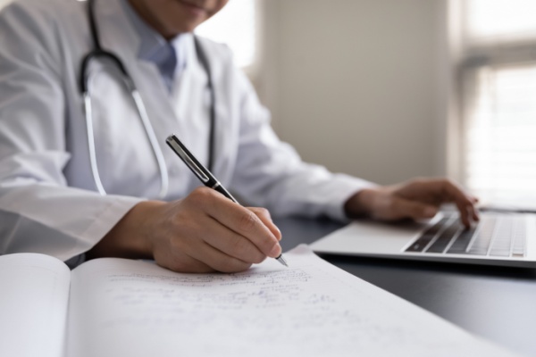 Les professionnels de santé dont les soins sont pris en charge par la Sécurité sociale peuvent faire l’objet de contrôles, par l’Assurance maladie. Des contrôles, qui, s’ils décèlent des irrégularités, peuvent entrainer des sanctions, en suivant une procédure précise…