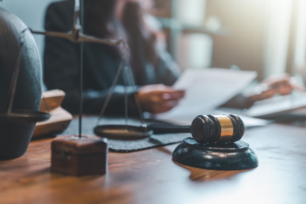 Pour rappel, le Gouvernement a amorcé une réforme des conditions d’exercice de la profession de commissaire de justice. Parmi les sujets, ceux traitant de la comptabilité et des comptes bancaires utiles à l’exécution des missions des commissaires de justice viennent de faire l’objet de précisions supplémentaires…
