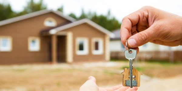 Shutterstock_coupleventeresidenceprincipale