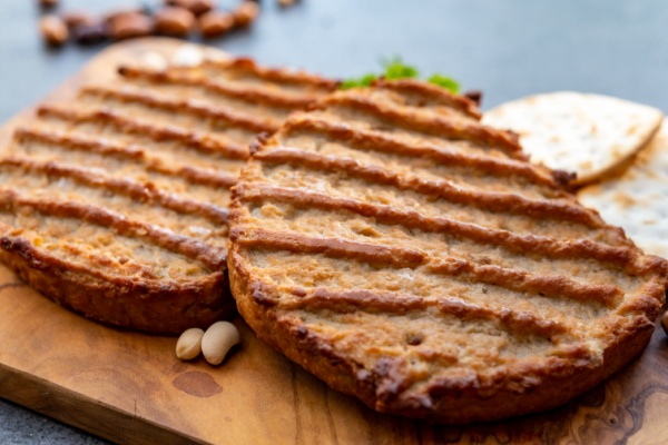 Dernier acte et conclusion pour « l’affaire » des steaks au soja et des saucisses végétales. Le Conseil d’État s’est prononcé sur le sujet et sur les textes qui interdisaient l’utilisation des dénominations animales pour désigner les denrées végétales. Quelle solution a-t-il donnée ?