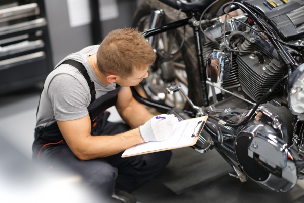 Les centres de contrôles techniques ont désormais la charge de contrôler les véhicules motorisés à 2 et 3 roues. Ce qui implique des changements dans les matériels dont ils doivent disposer, et notamment la nécessité d’investir, le cas échéant, dans un dispositif de contrôle de la vitesse…