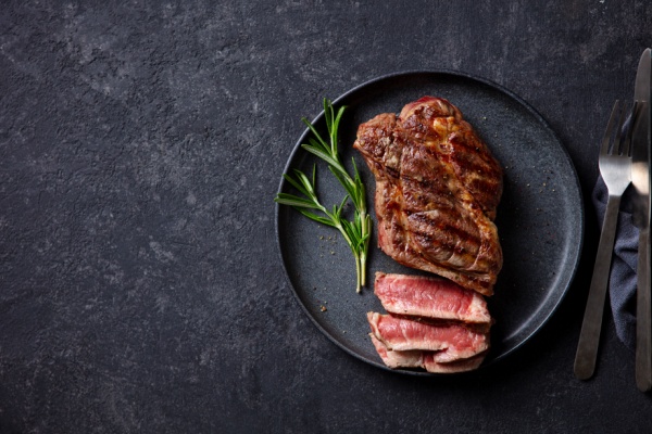 Depuis 2002, les restaurateurs ont l’obligation d’informer leurs clients sur l’origine des viandes bovines servies dans leur établissement et, dans un premier temps, acheté crues, puis, dans un second temps, celles achetées cuisinées. Ce dispositif a été étendu à d’autres viandes achetées crues entre 2022 et 2024. Un dispositif aujourd’hui confirmé…