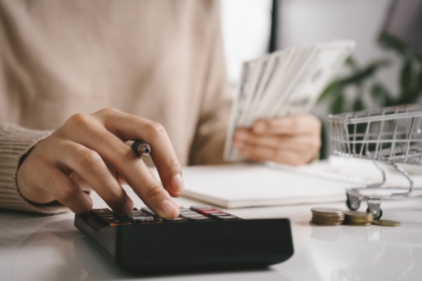 Si une entreprise n’est pas assujettie à la TVA ou si elle ne l’a pas été sur au moins 90 % de son chiffre d’affaires l’année précédente, elle est normalement soumise à la taxe sur les salaires. Des précisions viennent d’être apportées sur le chiffre d’affaires à prendre en compte pour les entreprises de distribution d’électricité. Explications.