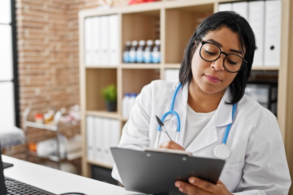 Afin de favoriser leur installation dans des zones en manque d’offre de soins, l’État a mis en place au profit des professionnels de santé des dispositifs d’aides ou d’incitations fiscales. Mais ces derniers sont parfois détournés de leur objectif, créant ainsi un phénomène de « nomadisme médical » contre lequel l’État veut lutter.