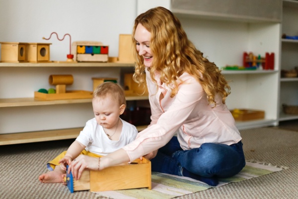 En cas de manquements répétés aux règles encadrant leur profession, les assistantes maternelles peuvent, après avertissement, se voir retirer leur agrément. Celui-ci étant indispensable à l’exercice de leur activité, il est possible d’en demander un nouveau après la purge d’un certain délai…