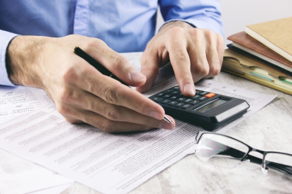 Prévue par la loi de finances pour 2025, la création d’un plafond unique à 25 000 € de recettes dans le cadre du régime de la franchise en base de TVA pour les microentreprises est pour le moment suspendue jusqu’au 1er juin 2025 pour permettre au Gouvernement d’adapter, si besoin, cette mesure. Finalement, les modalités transitoires de sortie de la franchise en base en 2025 viennent d’être précisées…