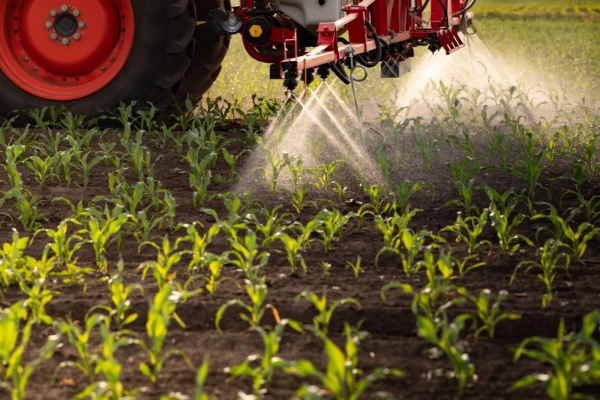 Les agriculteurs qui utilisent des produits phytopharmaceutiques dans le cadre de leur activité professionnelle doivent justifier d’un certificat dont la durée de validité est limitée dans le temps, ce qui implique leur renouvellement périodique. Une durée de validité qui vient de changer...