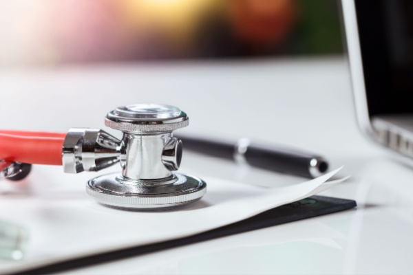 La réglementation sociale prévoit le versement d’un chèque santé aux salariés qui bénéficie d’un des cas de dispense à la couverture complémentaire santé collective et obligatoire. Dans certains cas, le montant de cette aide dépend d’un montant de référence forfaitaire qui vient d’être revalorisé en 2025. A quel niveau ?