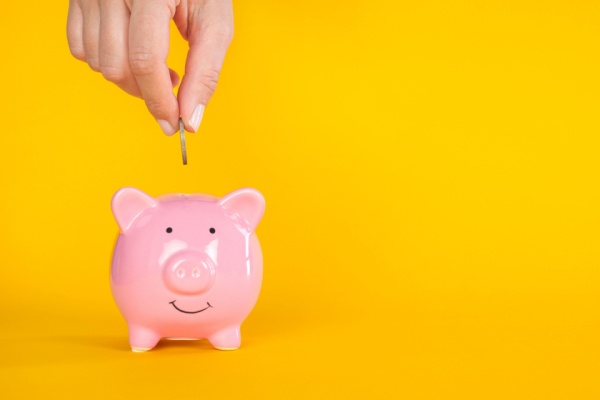 La contribution exceptionnelle temporaire des employeurs à l’Assurance chômage, en vigueur depuis 2017 sera supprimée à partir du 1er mai 2025, entraînant ainsi une baisse du taux de la cotisation patronale d’Assurance chômage. Mais pas que…