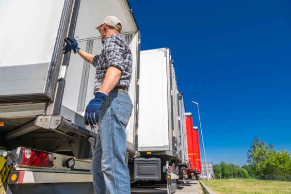 La durée du travail dans le secteur des transports routiers de marchandises ou de déménagement est enregistrée, attestée et contrôlée au moyen de l'horaire de service ou d’un livret individuel de contrôle. Des aménagements à ce sujet viennent d’être apportés…