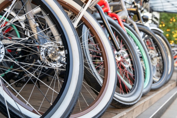 En 2019, la loi d’orientation des mobilités prévoyait la mise en place d’un marquage d’identification pour les cycles vendus par des professionnels, neufs ou d’occasions, dès 2021. Ces immatriculations sont recensées au sein d’un fichier permettant de suivre l’état de ces cycles. Un fichier qui fait l’objet d’une actualisation récente…
