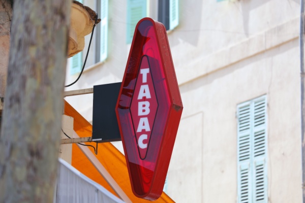 Les buralistes peuvent, toutes conditions remplies, bénéficier de l’indemnité de fin d’activité (IFA). Parmi ces conditions, le débit de tabac doit se trouver dans un territoire éligible. La liste des départements concernés vient d’être mise à jour.