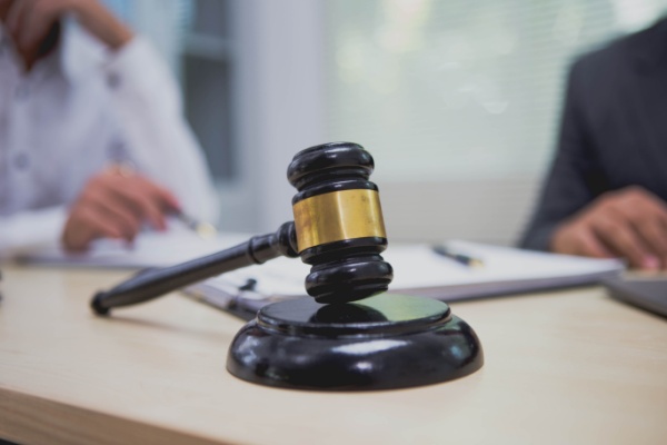Afin de simplifier les règles applicables aux entreprises, le Gouvernement s’est penché sur le régime des nullités en droit des sociétés. Un sujet très important, compte tenu des conséquences que peut avoir la nullité d’un acte. Focus sur cette réforme qui entrera en vigueur à l’automne 2025.