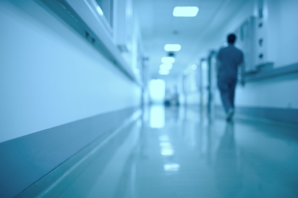Afin d’améliorer l’accès aux soins des Français et d’éviter au maximum l’engorgement des services d’urgences, un principe de permanence des soins ambulatoires (PDSA) basé sur le volontariat des professionnels de santé permet l’accueil des patients en dehors des heures habituelles. Un dispositif qui vient d’être aménagé…