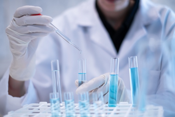 L’inspection du travail peut demander à l’entreprise de faire analyser certains agents chimiques et substances susceptibles de présenter un danger pour la santé des travailleurs. Cette analyse doit alors se faire auprès de certains organismes et aux termes d’une méthode qui vient d’être précisée…