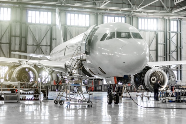 La loi de finances pour 2022 a instauré deux tarifs réduits d’accise au titre de l’électricité alimentant, au moyen de bornes électriques, les avions lors de leur stationnement sur les aérodromes ouverts à la circulation aérienne publique. La date d’entrée en vigueur de ces tarifs réduits vient d’être dévoilée…