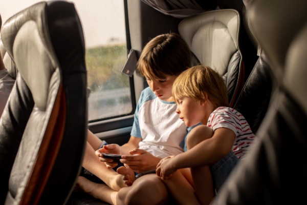 Parce que les réseaux routiers sont particulièrement chargés lors de la période estivale, les pouvoirs publics identifient chaque année une ou plusieurs journées durant lesquelles le transport en commun d’enfants est interdit. Qu’en est-il pour 2025 ?