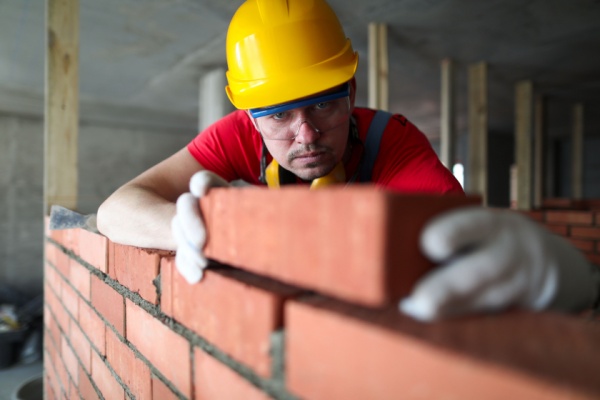 Les artisans qui souhaitent obtenir un signe de qualité pour faire bénéficier leurs clients du crédit d'impôt pour la transition énergétique ou de l’éco-PTZ destiné au financement de travaux de rénovation afin d'améliorer la performance énergétique des logements anciens doivent justifier de critères de qualification, qui viennent d’être redéfinis…