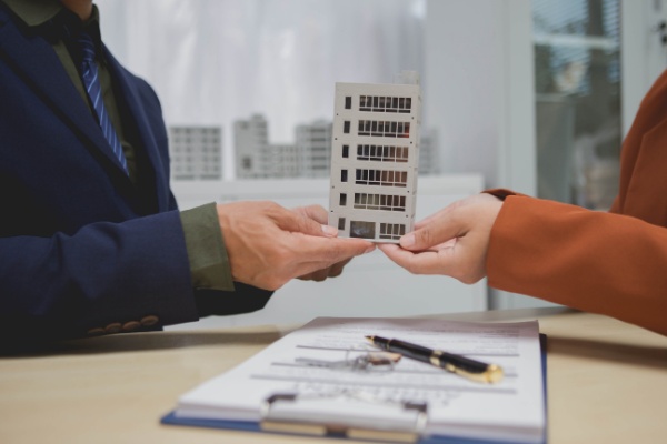 Les pouvoirs publics ont mis en place une expérimentation immobilière dans laquelle un opérateur achète « temporairement » un terrain et / ou des parties communes d’une copropriété afin de faire réaliser les travaux de rénovation nécessaires. Une fois ces travaux faits, l’opérateur revend aux copropriétaires le terrain et les parties communes. À quel prix ?