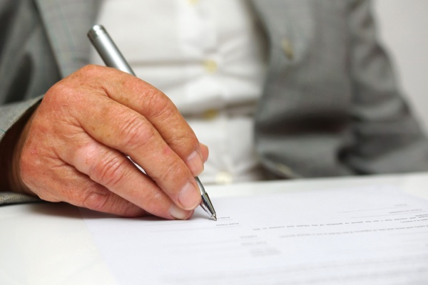 Lorsqu’une succession est répartie entre un nu-propriétaire et un usufruitier, et en présence d’une dette successorale, sur quelle part va s’imputer ce passif successoral pour le calcul des droits de succession : sur celle du nu-propriétaire, sur celle de l’usufruitier, sur les 2 ? Réponse du juge…
