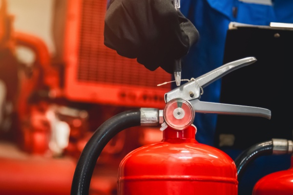 Les ERP (établissements recevant du public) sont soumis à des règles particulières et notamment à une obligation de sécurité contre l’incendie et la panique. C’est par exemple le cas s’agissant des installations de chauffage du bâtiment, à propos desquelles plusieurs modifications d’ordre technique concernant les installations de chauffage utilisant des combustibles solides ont été apportées…