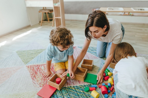 Dans le cadre de leur mission d’autorité organisatrice de l’accueil des jeunes enfants, les communes doivent mettre en place un schéma pluriannuel de maintien et de développement de l’offre d’accueil sur le territoire. Le contenu de ce schéma vient d’être précisé.