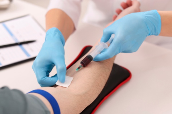 Lors de la crise sanitaire de la Covid-19, afin de permettre au système de soin de fonctionner de façon plus performante, les autorisations en matière de pratiques de soins de plusieurs professionnels ont été étendues. Dans la lignée de ces changements, afin de toujours optimiser les parcours de soins, de nouvelles compétences sont élargies au bénéfice des techniciens de laboratoire médical…