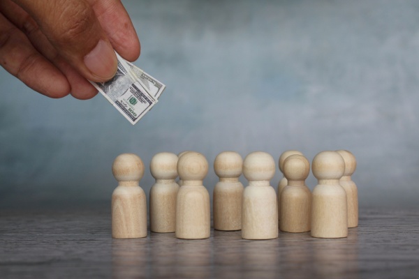 La prime d’activité est versée en vue de compléter les revenus professionnels de certains travailleurs particuliers afin d’encourager la reprise d’activité. Son montant forfaitaire évolue en même temps que les revenus pris en compte pour la calculer. Voilà qui mérite quelques explications…