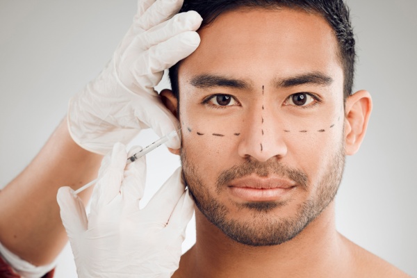 Par principe, les prestations de soins à la personne à finalité thérapeutique sont exonérées de TVA. Cette exonération de TVA vise-t-elle les actes de chirurgie esthétique, non remboursés par la sécurité sociale ? Réponse…