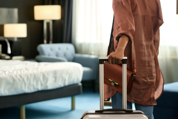 Les prestations d’hébergement fournies dans le cadre du secteur hôtelier et les locations de logements meublés à usage résidentiel sont soumises au taux réduit de TVA de 10 %, toutes conditions par ailleurs remplies, si des prestations annexes sont fournies. Mais que faut-il entendre par « prestations annexes » ? Précisions utiles…