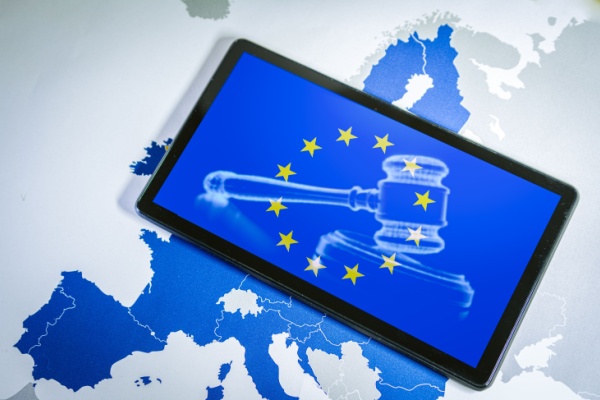 Dans le cadre d’une adaptation du droit français au droit de l’Union européenne, une récente loi a apporté quelques aménagements à des dispositions applicables en matière sociale. Au menu de ces adaptations figurent l’action de groupe, la carte bleue européenne et les informations en matière de durabilité, et pour lesquelles voici un rapide panorama de ce qu’il faut savoir…