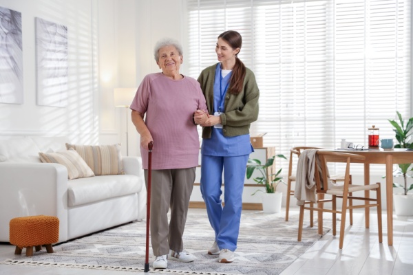 En intervenant au domicile de personnes âgées ou handicapées au titre d’aide à domicile, les professionnelles peuvent obtenir une carte professionnelle leur permettant de profiter de certains avantages facilitant leur activité. Une carte qui ne peut être obtenue qu’en justifiant d’un certain niveau de formation ou d’expérience…