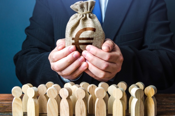 Au moment de créer une entreprise, France Travail propose 2 types d’aides : soit le maintien de l’aide au retour à l’emploi (ARE), cumulable avec les revenus de la nouvelle activité professionnelle, soit l’aide à la reprise et à la création d’entreprise (ARCE). Des dispositifs qui ont fait l’objet d’évolutions en 2025…
