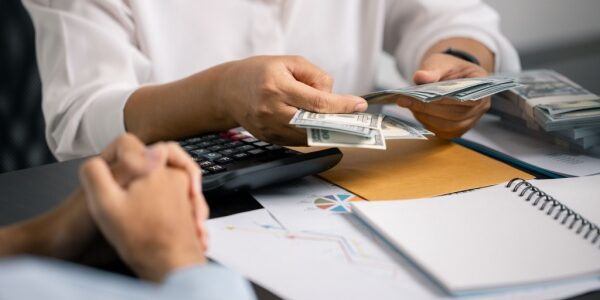 Shutterstock_bulletinsalaire-3
