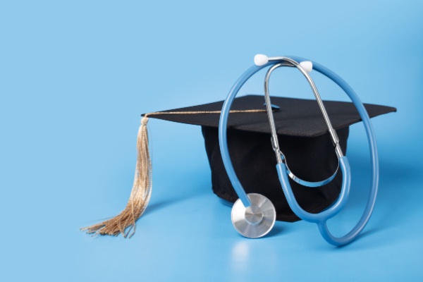 La faute grave d’un salarié est-elle justifiée si l’employeur apprend qu’il ne dispose pas du diplôme pourtant nécessaire à l’exercice de son activité professionnelle ? Réponse du juge…