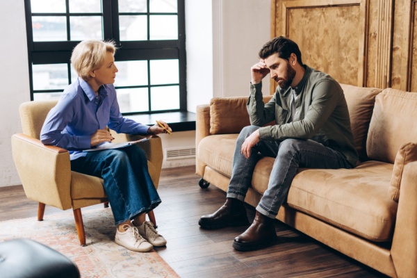 Le dispositif intitulé « Mon soutien Psy » permet la prise en charge par l’Assurance maladie de séances avec un psychologue exerçant en centre de santé ou en maison de santé. Sa mise en œuvre, qui concernait jusqu’alors 8 séances par an prises en charges, vient d’être modifiée. Explications…