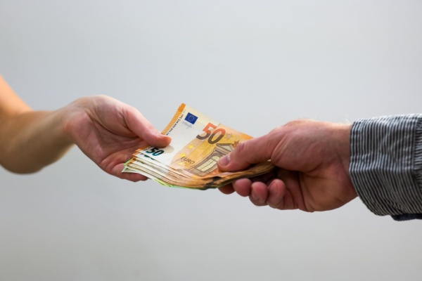 Une association délivre des reçus fiscaux pour permettre à ses donateurs de bénéficier de la réduction d’impôt pour don. Sauf qu’il ne s’agit pas de « dons » ici, estime l’administration qui constate qu’en contrepartie de ce qu’elle appelle « don », l’association fournit des prestations. Et cela change tout…