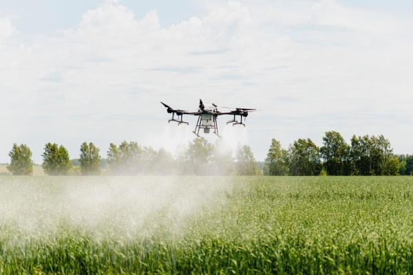 Par principe, il est interdit pour les exploitants agricoles de pulvériser des produits phytopharmaceutiques par voie aérienne. Des exceptions existent néanmoins et une mise à jour est faite pour tirer parti des nouvelles technologies…