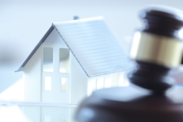 Dans certaines conditions, les pouvoirs publics peuvent procéder à des expropriations sur des biens immobiliers appartenant à des personnes privées. Une procédure le prévoit notamment pour les bâtiments qui menacent ruine afin qu’une intervention rapide puisse être mise en place, pour laquelle des précisons viennent d’être apportées…