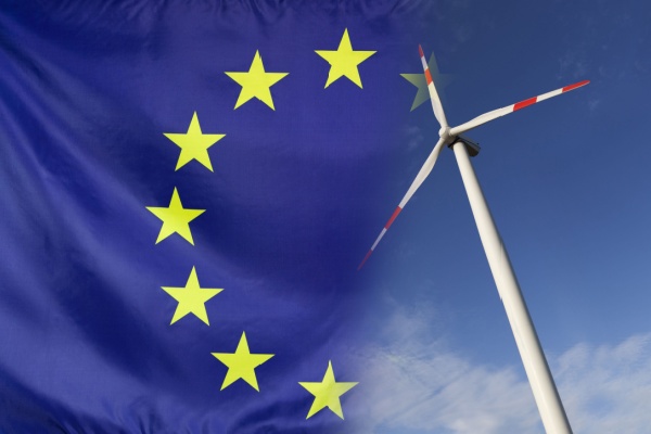 Dans le cadre d’une adaptation du droit français au droit de l’Union européenne (UE), une récente loi a apporté plusieurs précisions en matière d’énergie. Au menu : cartographie, installations d’énergie renouvelables, solarisation et végétalisation des toitures. Faisons le point.