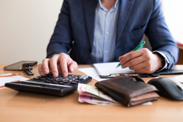 Nouveauté issue de la loi de finances pour 2024 : à compter du mois de septembre 2025, les conjoints soumis à imposition commune se verront appliquer automatiquement un taux individualisé de prélèvement à la source (PAS). Voilà qui mérite quelques explications…
