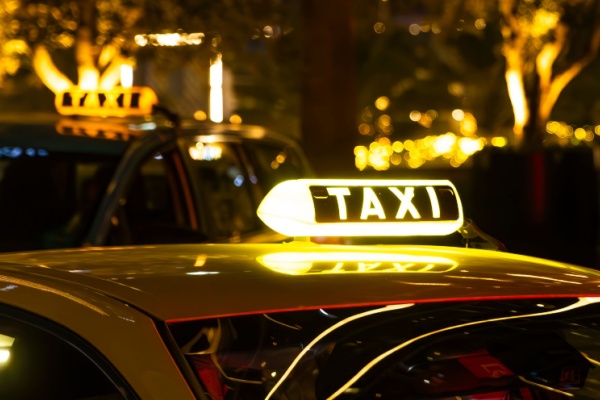 Les entreprises de taxi conventionnées avec l’Assurance maladie peuvent participer au transport de patients et ainsi faciliter leur accès aux soins. Une convention-cadre nationale pose les bases de cette relation entre les professionnels du transport et l’Assurance maladie. Une nouvelle version vient d’en être approuvée…