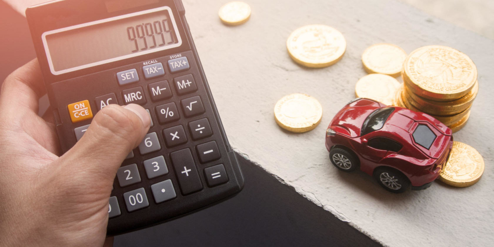 Hand,Pick,The,Calculator,And,Car,With,Coin,Money