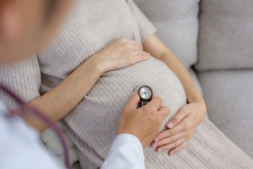 Le suivi médical et paramédical de la grossesse est important et fait intervenir plusieurs catégories de professionnels et de services, parmi lesquels on trouve les centres pluridisciplinaires de diagnostic prénatal (CPDPN). L’accueil des patients dans ces établissements font l’objet de recommandations qui vient d’évoluer…