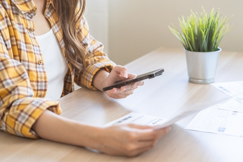 Depuis 2024, l’application impots.gouv propose un nouveau service de déclaration en ligne qui permet aux particuliers de déclarer leurs revenus sur leur téléphone ou leur tablette. Si cette possibilité était réservée aux situations les plus simples, elle s’étend désormais à un plus grand nombre de situations. Focus… 
