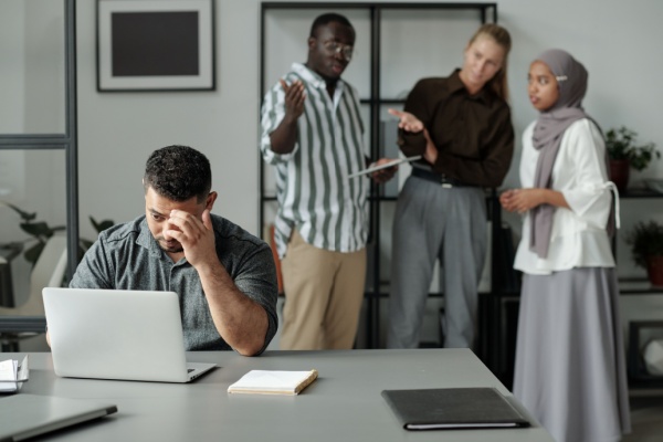 Parce qu’elles supposent la collecte des données personnelles des salariés, les enquêtes de mesure de la diversité diffusées en entreprises nécessitent la mise en place de garanties, fournies par les employeurs, afin de protéger les données et de respecter la vie privée.
