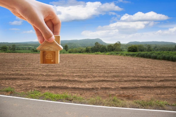 Les SAFER peuvent céder directement des terres agricoles à un nouvel acquéreur sans passer par une double vente et sans aucune perception au profit du Trésor via un mécanisme de substitution, lequel est subordonné à une condition de délai qui a récemment été prolongé. Voilà qui mérite quelques explications…